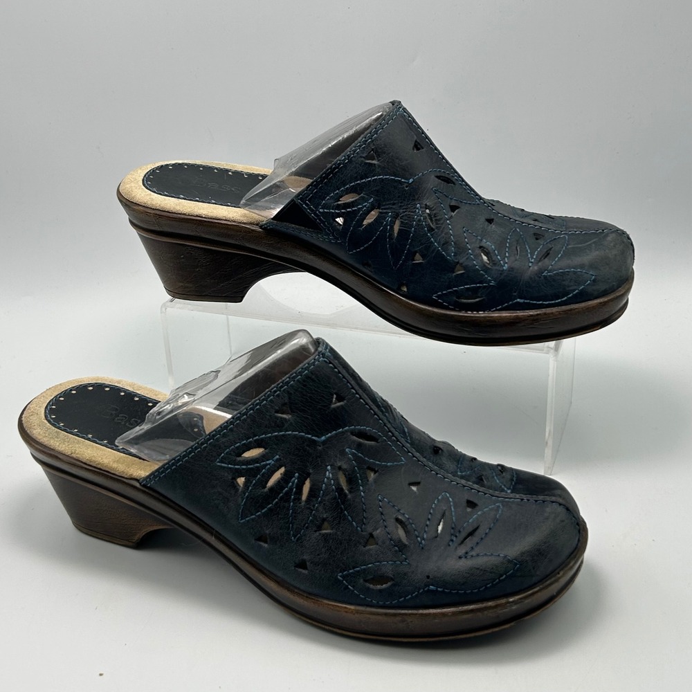 Bass Brenda Clogs Women 9M Navy Blue Leather Laser Cut Floral Boho Retro Mules